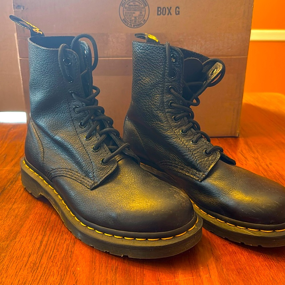Womens Dr. Martens 1460 Pascal 8-Eye Boot - Black - Size 8.